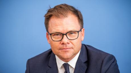 Carsten Schneider (SPD), Staatsminister und Ostbeauftragter der Bundesregierung, schaut in die Kamera.