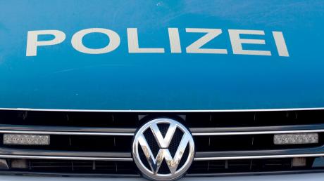 Nach einer Unfallflucht Am Anger in Mühlhausen sucht die Aichacher Polizei Zeugen. Ein unbekanntes Auto hatte einen Opel Corsa angefahren.