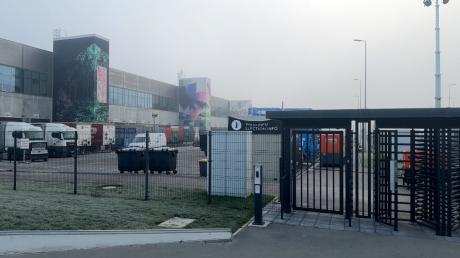 Der Eingangsbereich des Tesla-Werks in Grünheide ist in den Morgenstunden menschenleer.