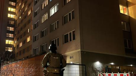 Ein Polizist steht vor einem Hochhaus in Berlin-Friedrichshain.