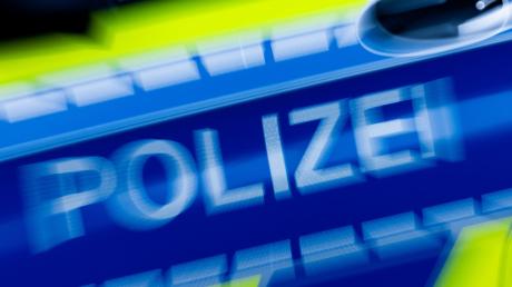 Die Polizei meldet einen Unfall auf der A8 zwischen Adelzhausen und Dasing. 