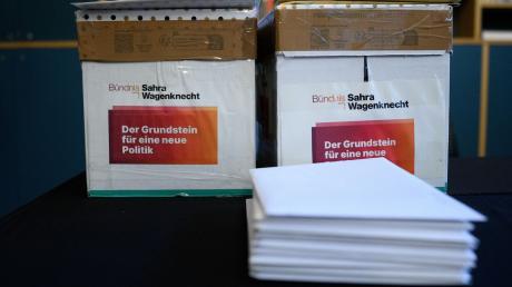 Pappkartons mit Unterlagen stehen beim Gründungsakt der Partei "Bündnis Sahra Wagenknecht - für Vernunft und Gerechtigkeit" (BSW) in einem Berliner Hotel.