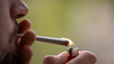 Die Cannabis-Legalisierung in Deutschland soll im April in Kraft treten.