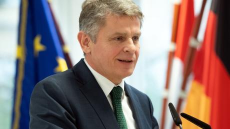 Der damalige Staatssekretär Klaus Kandt spricht zum Amtsantritt des brandenburgischen Innenministers Stübgen (CDU) im Jahr 2019.