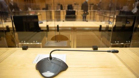 Ein Mikrofon in einem Gerichtssaal.