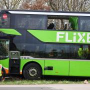 Blick auf den verunglückten Bus an der Unfallstelle auf der A9. Bei dem Unfall mit einem Reisebus auf der A9 nahe Leipzig sind mindestens fünf Menschen ums Leben gekommen.