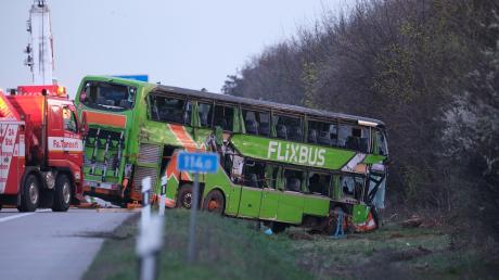 Bei einem Unfall mit einem Reisebus bei Leipzig sind mehrere Menschen gestorben.