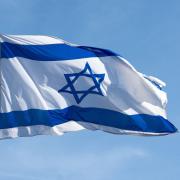 An einem Haus in Augsburg wurde eine Israel-Flagge heruntergerissen. Die Polizei bittet um Hinweise.