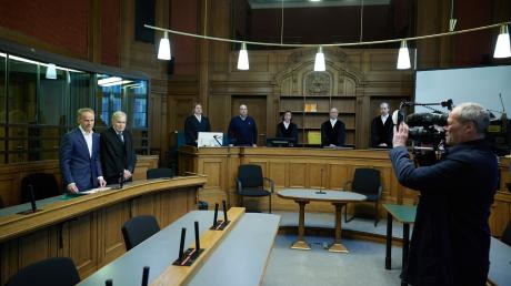 Der angeklagte Arzt und sein Anwalt Thomas Baumeyer stehen in einem Gerichtssaal des Kriminalgerichts Moabit.