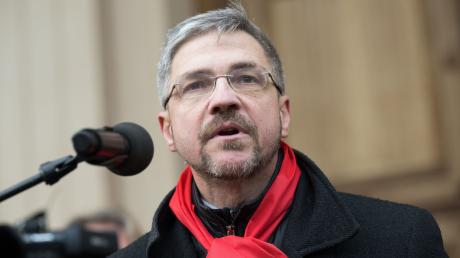 Mike Schubert (SPD), Oberbürgermeister von Potsdam, spricht während der Demonstrationen «Potsdam wehrt sich» auf dem Alten Markt.