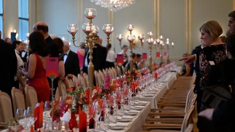 Die Tische des 71. Bundespresseballs sind für das Dinner mit mehrarmigen Kerzenleuchtern geschmückt.