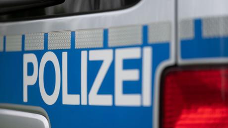 Mehrere Orts- und Verkehrsschilder wurden in Kutzenhausen beschädigt, berichtet die Polizei. 