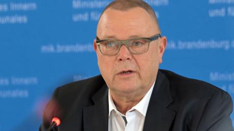 Brandenburgs Innenminister Michael Stübgen (CDU) spricht auf einer Pressekonferenz.