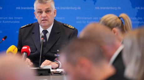 Brandenburgs Polizeipräsident Oliver Stepien spricht während einer Pressekonferenz.
