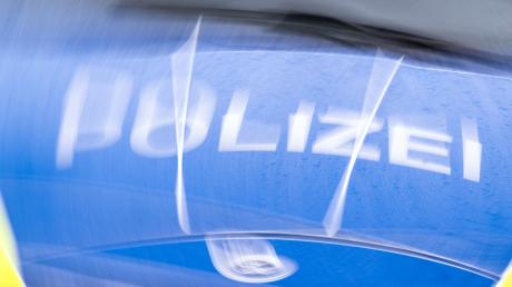 Der Schriftzug „Polizei“ auf der Kühlerhaube eines Autos.