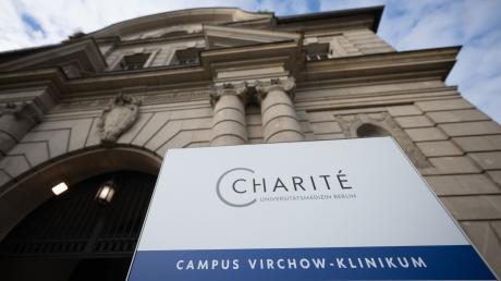 Blick auf den Eingang des Charité Campus Virchow-Klinikum.
