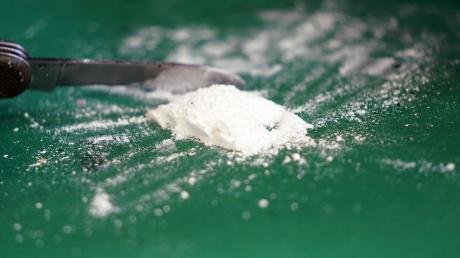 Ein Pressesprecher des Zolls präsentiert einen kleinen Teil eines sichergestellten Kokainfundes.