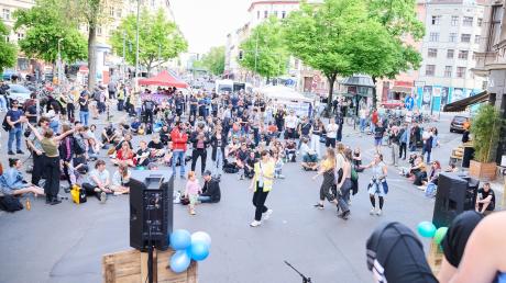 Mitglieder von unterschiedlichen Bündnissen wie «Tesla den Hahn abdrehen» oder «A100 stoppen!» feiern in Kreuzberg ein Straßenfest.