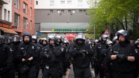 Zahlreiche Polizeibeamte sichern am 1. Mai 2023 auch in Kreuzberg den Zug der "Revolutionären 1. Mai-Demo" unweit des Kotti.
