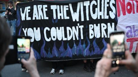 «We are witches you couldn’t burn» steht während der Frauen-Demo «Take back the night» auf einem Banner.