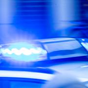 Ein Lastwagenfahrer hat in Memmingen Blaulicht und Martinshorn eines Polizeiautos ignoriert. Nach ihrem Einsatz hielten die Polizisten den 62-Jährigen bei Illertissen an.  