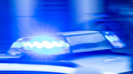 Ein Lastwagenfahrer hat in Memmingen Blaulicht und Martinshorn eines Polizeiautos ignoriert. Nach ihrem Einsatz hielten die Polizisten den 62-Jährigen bei Illertissen an.  