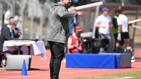 Trainer Dragan Kostic vom SV Sparta Lichtenberg gibt taktische Anweisungen.