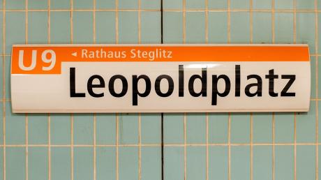 Blick auf ein Schild im U-Bahnhof Leopoldplatz.