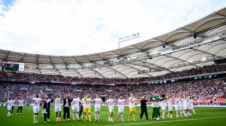 Die Spieler des VfB Stuttgart jubeln nach dem Spiel und bedankt sich bei den Fans für die Unterstützung.