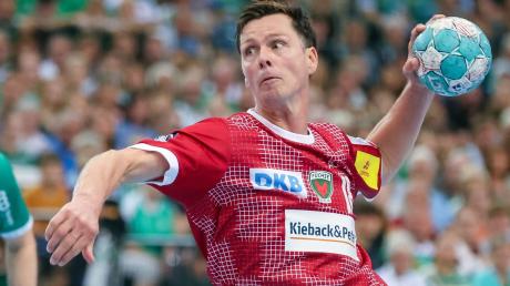 Handball: Bundesliga, 1. Spieltag, SC DHfK Leipzig - Füchse Berlin in der Arena Leipzig. Berlins Hans Lindberg wirft.