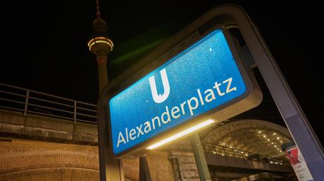 Blick am frühen Morgen auf den Eingang zum U-Bahnhof und den Fernsehturm auf dem Alexanderplatz.