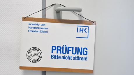Ein Schild der Industrie- und Handelskammer Frankfurt (Oder) (IHK) mit der Aufschrift «Prüfung bitte nicht stören».