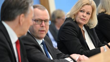 Nancy Faeser (SPD, r) Bundesministerin des Innern und Heimat, Michael Stübgen (M), Vorsitzender der Innenministerkonferenz.