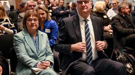 Gesundheitsministerin Ursula Nonnemacher (Grüne) und Ministerpräsident Dietmar Woidke (SPD).