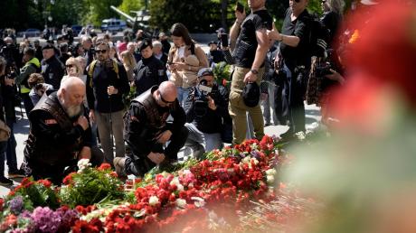 Mitglieder der "Nachtwölfe" legen am Tag des Sieges Blumen am Sowjetischen Ehrenmal nieder.