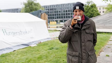 Der Klimaaktivist Wolfang Metzeler-Kick vom Bündnis «Hungern bis ihr ehrlich seid» trinkt Tee nach einer Pressekonferenz über seinen Gesundheitszustand während seines inzwischen seit fast 60 Tagen andauernden Hungerstreiks im Invalidenpark.