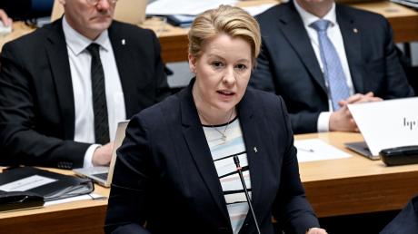 Franziska Giffey (SPD), Senatorin für Wirtschaft, Energie und Betriebe von Berlin, beantwortet die Fragen der Abgeordneten bei der Fragestunde der 47. Plenarsitzung des Berliner Abgeordnetenhauses.