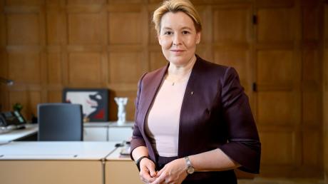 Franziska Giffey (SPD), Berliner Senatorin für Wirtschaft, Energie und Betriebe, steht am Rande eines Interviews in ihrem Büro.