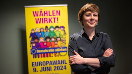 Katarina Niewiedzial, Beauftragte für Partizipation, Integration und Migration der Stadt Berlin, steht vor einem Plakat der Kampagne «Wählen wirkt!» zur Europawahl 2024.