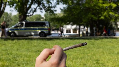 Im Stadtgarten in Schwabmünchen hat eine Gruppe von sechs Personen Cannabis geraucht. Das ist zwar nicht mehr verboten, doch in der Gruppe standen auch Jugendliche. Und kiffen vor Minderjährigen ist weiterhin nicht erlaubt. 