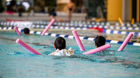 Schülerinnen und Schüler nehmen an einem Schwimm-Intensivkurs vom Landessportbund Berlin teil.
