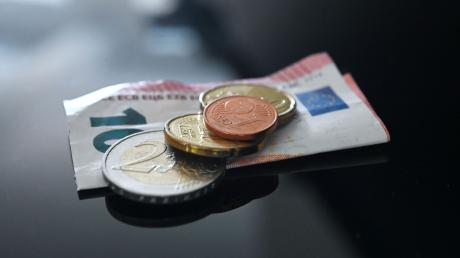 So hoch ist der Mindestlohn: Münzen und ein Geldschein im Wert von 12,41 Euro.  