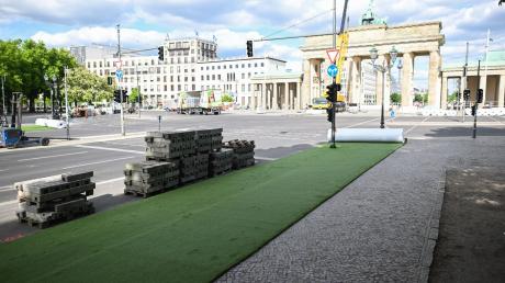 Rollrasen liegt auf dem Gehweg der Straße des 17. Juni vor dem Brandenburger Tor.