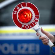 Bei einer Polizeikontrolle in Neuburg wurde ein Autofahrer erwischt, der trotz eines Fahrverbots am Steuer saß.