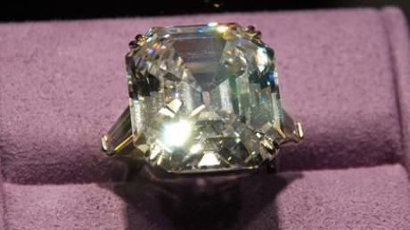 Dieser Elizabeth-Taylor-Ring ist wohl noch wertvoller als der, der in Hongkong gestohlen. Dort vergaß eine Frau ihr Schmuckstück auf einer Hoteltoilette. 