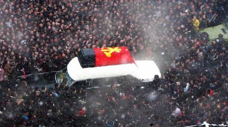 Bedeckt mit der Fahne der kommunistischen Partei wird der Sarg des toten nordkoreanischen Machthabers Kim Jong-Il durch de Straßen der Hauptstadt des verarmten Staates gefahren.  