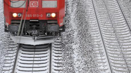 Im Allgäu kam es am Montag wegen großer Mengen Neuschnee zu Verspätungen im Zugverkehr. 