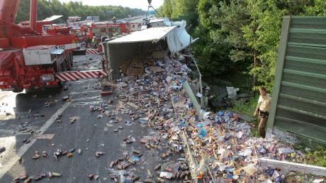 Ein 27-jähriger Lastwagenfahrer aus Augsburg ist am Dienstag bei einem schweren Verkehrsunfall auf der A3 bei Nürnberg gestorben.