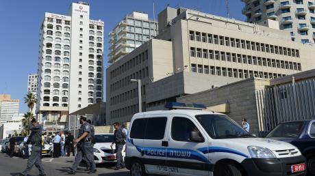 Mann greift US-Botschaft mit Axt an: Der Mann habe einen am Eingang postierten Wachmann am Bein verletzt, woraufhin die anderen Sicherheitskräfte auf ihn gefeuert, ihn aber nicht verletzt hätten, sagte eine israelische Polizeisprecherin der Nachrichtenagentur AFP.