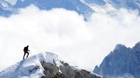 Ein Bergsteiger auf dem Jubiläumsgrat unweit des Gipfels der Zugspitze: Am Wochenende ist dort ein belgischer Bergsteiger 200 Meter tief in den Tod gesürzt.